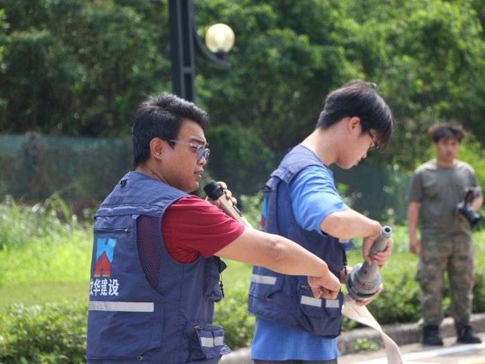 消防员向协会成员讲解消防器材