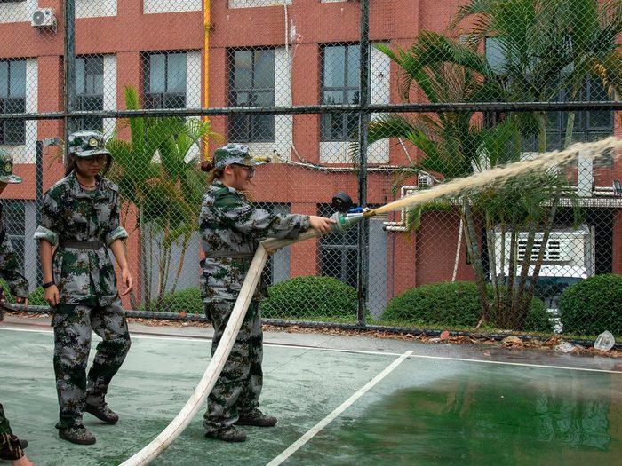 协会成员进行消防水带实操